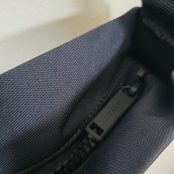 Away F.A.R Navy Messenger Bag 16L - NWOT - Picture 4 of 5